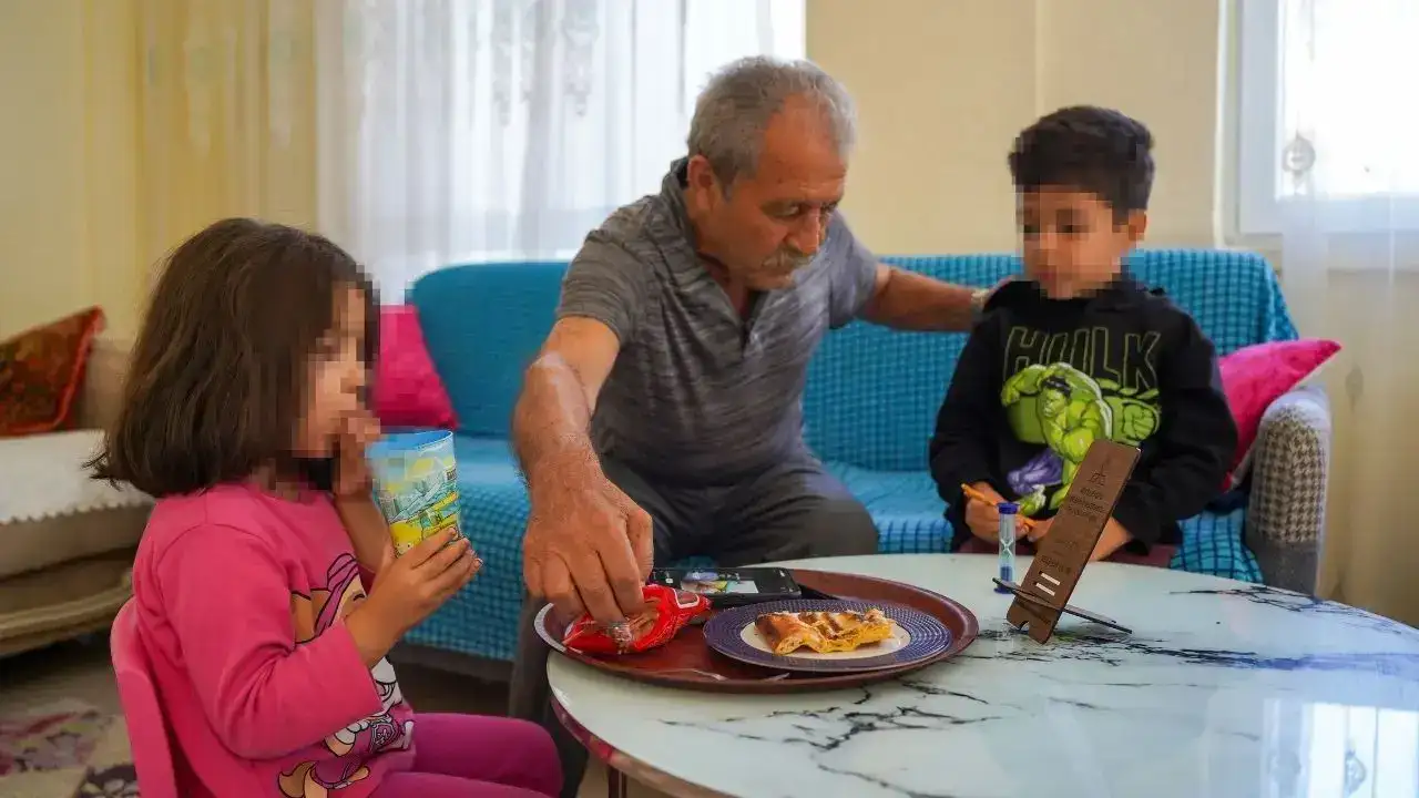 Kepez’de Evsiz Kalan Dede ve 3 Torunu Sıcak Yuvaya Kavuştu 3